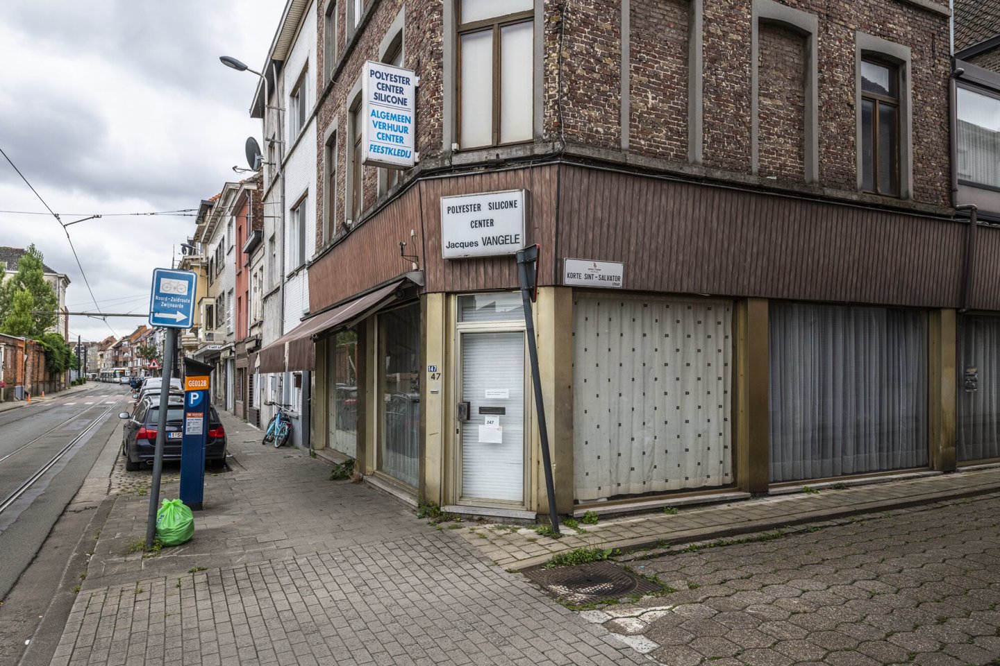 Etalage van een leegstaand handelspand in Gent