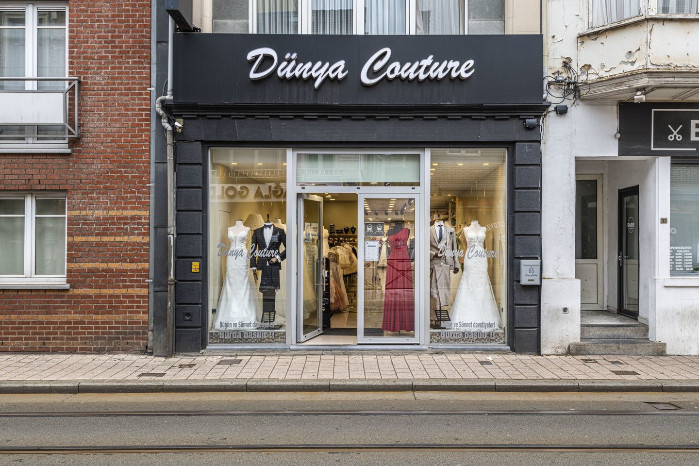 Etalage van kledingwinkel Dünya Couture in Gent
