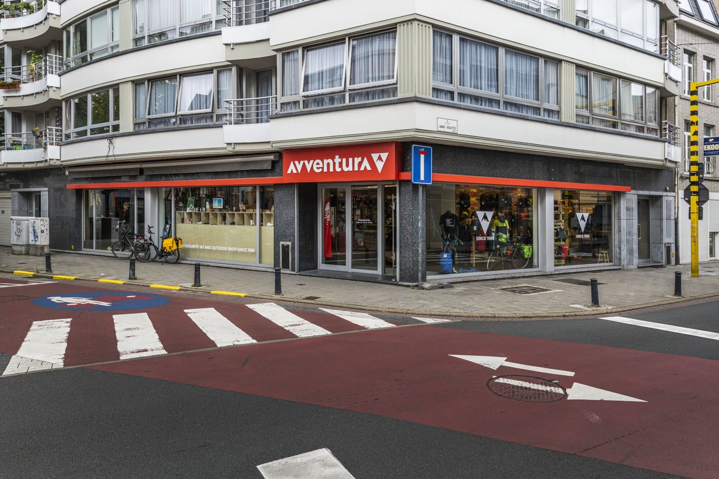 Etalage van Avventura, een winkel van ski & outdoor sport in Gent