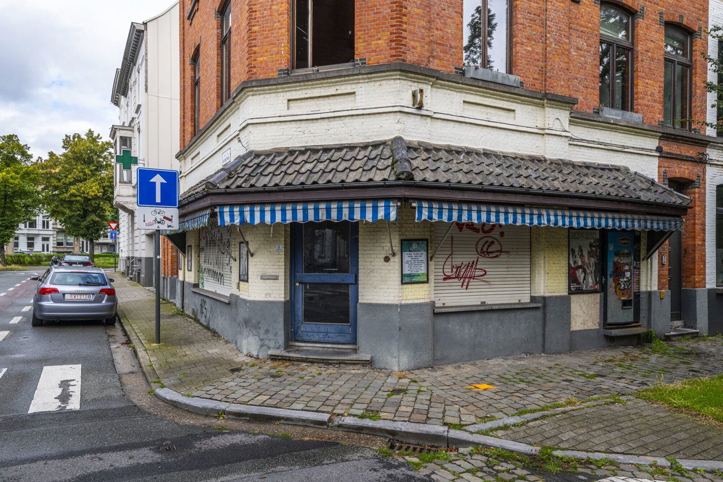 Etalage van een leegstaand handelspand in Gent