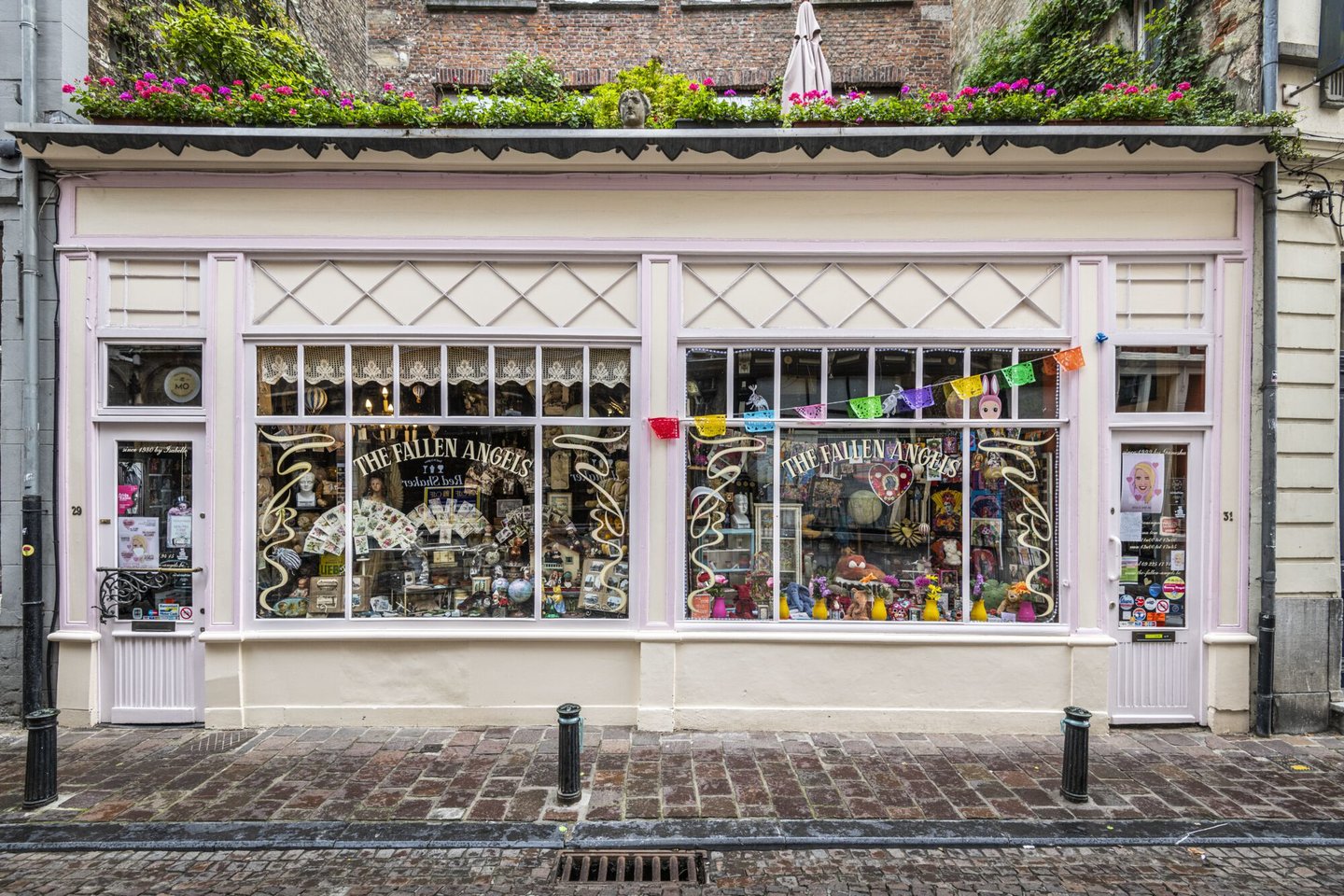 Etalage van The Fallen Angels, een winkel voor snuisterijen, design, geschenken en gadgets in Gent