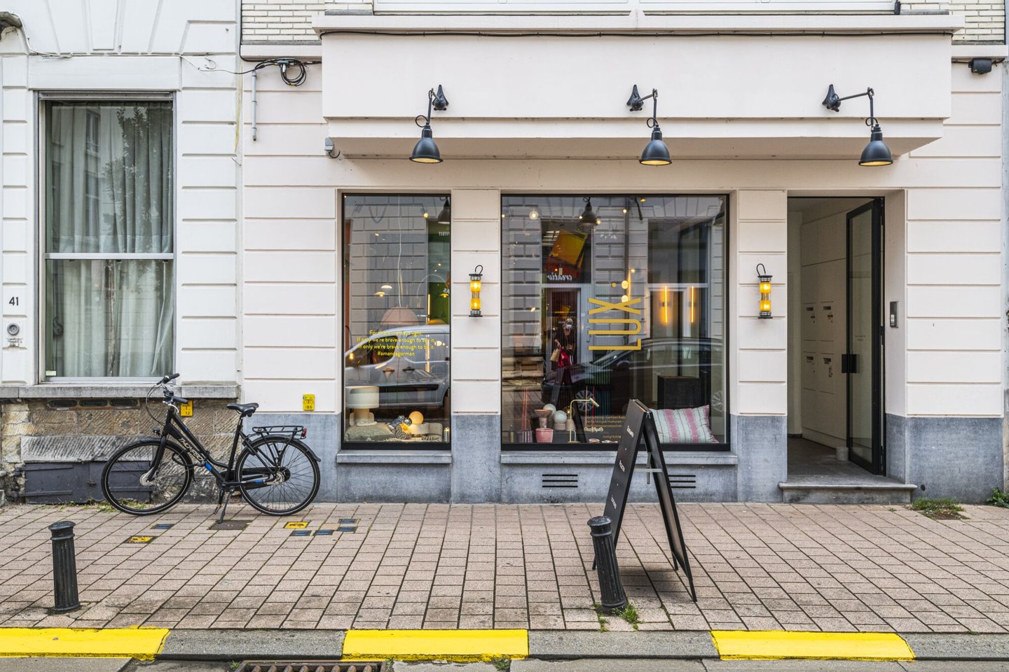 Etalage van verlichtingswinkel Lux Lightstore in Gent