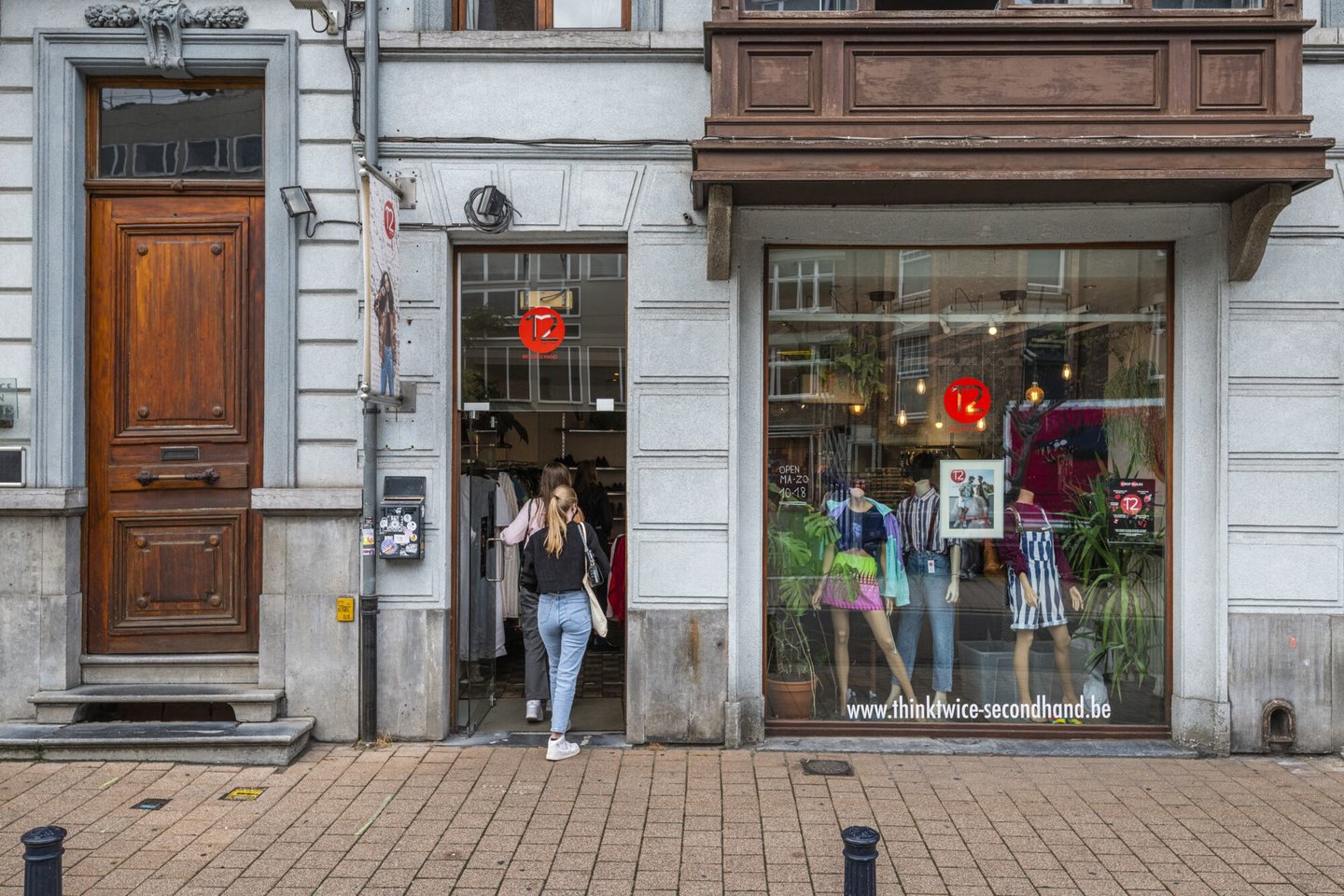 Etalage van kledingwinkel Think Twice in Gent