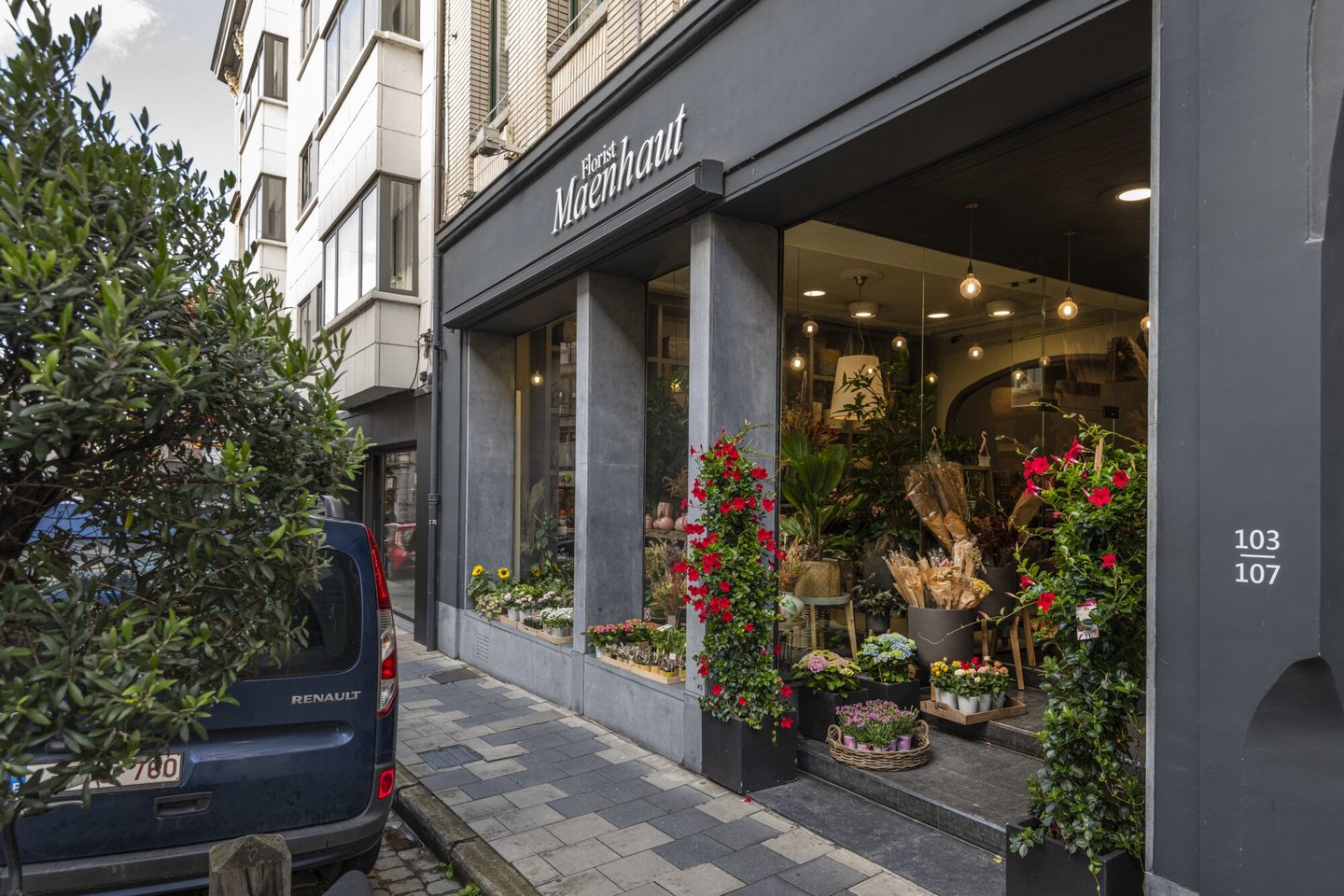Etalage van bloemen- en plantenwinkel Florist Maenhout in Gent