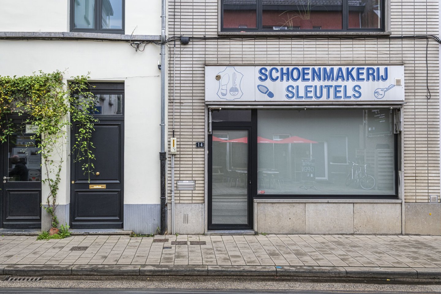 Etalage van een leegstaand handelspand in Gent