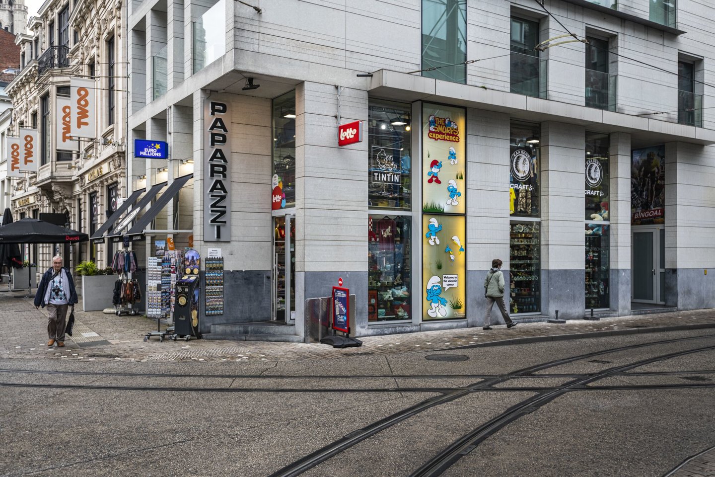 Etalage van Paparazzi, een winkel van souvenirs, gadgets en geschenken in Gent