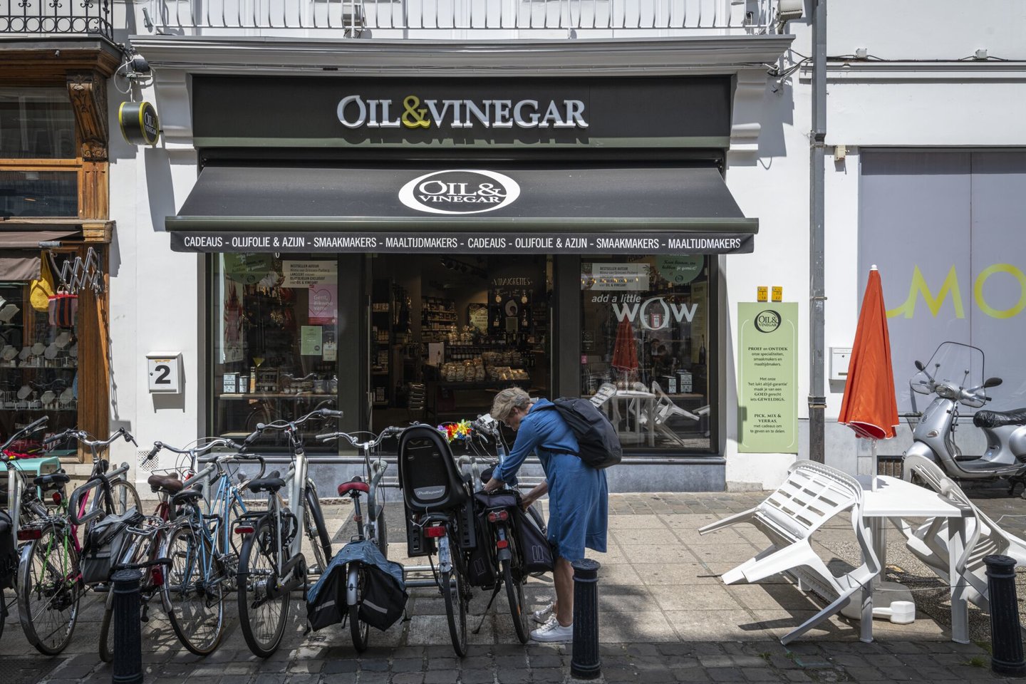 Etalage van Oil & Vinegar, een winkel met een breed culinair assortiment uit de mediterrane keuken