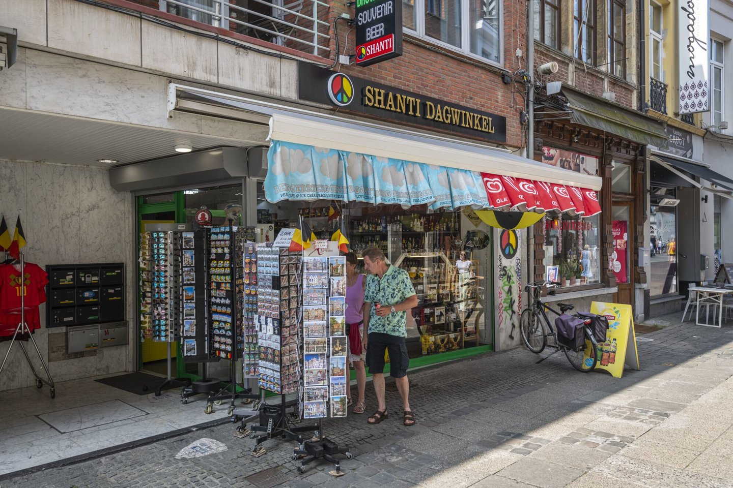 Etalage van Shanti Souvenir, Beer & Tobacco, een winkel van souvenirs en voedingswaren in Gent