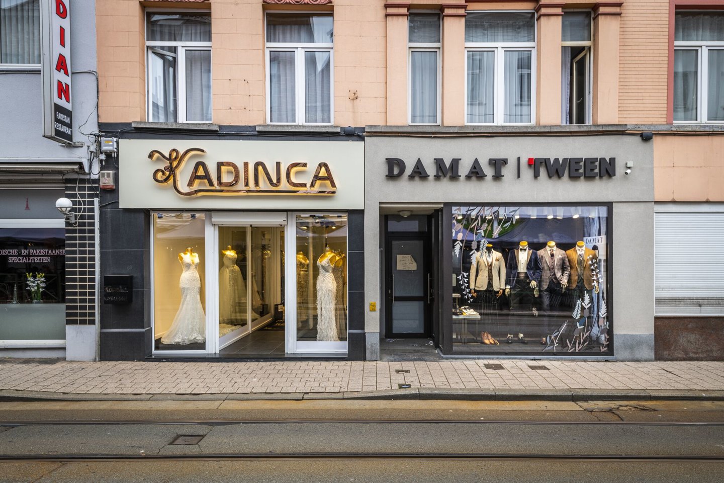 Etalage van bruidsmode Kadanga en herenkleding Damat Tween in Gent