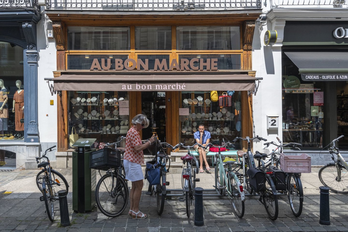 Etalage van Au Bon Marché, een winkel van juwelen en kledingaccessoires in Gent