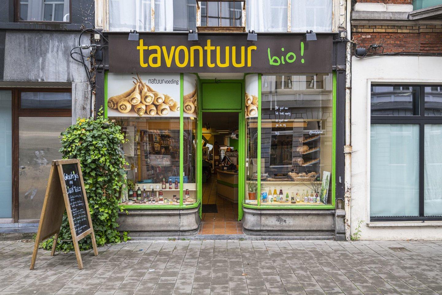 Etalage van tavontuur, een winkel van algemene biologische voeding in Gent