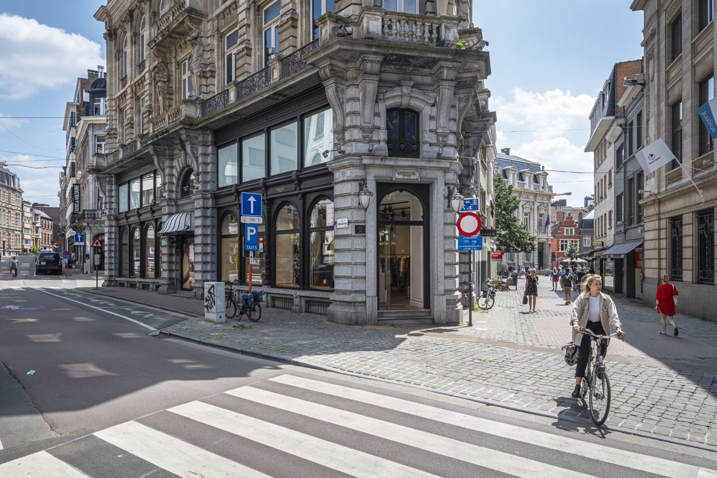 Etalage van kledingwinkel Essentiel in Gent