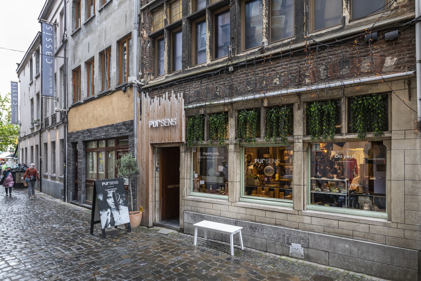 Etalage van kledingwinkel Pur Sens in Gent