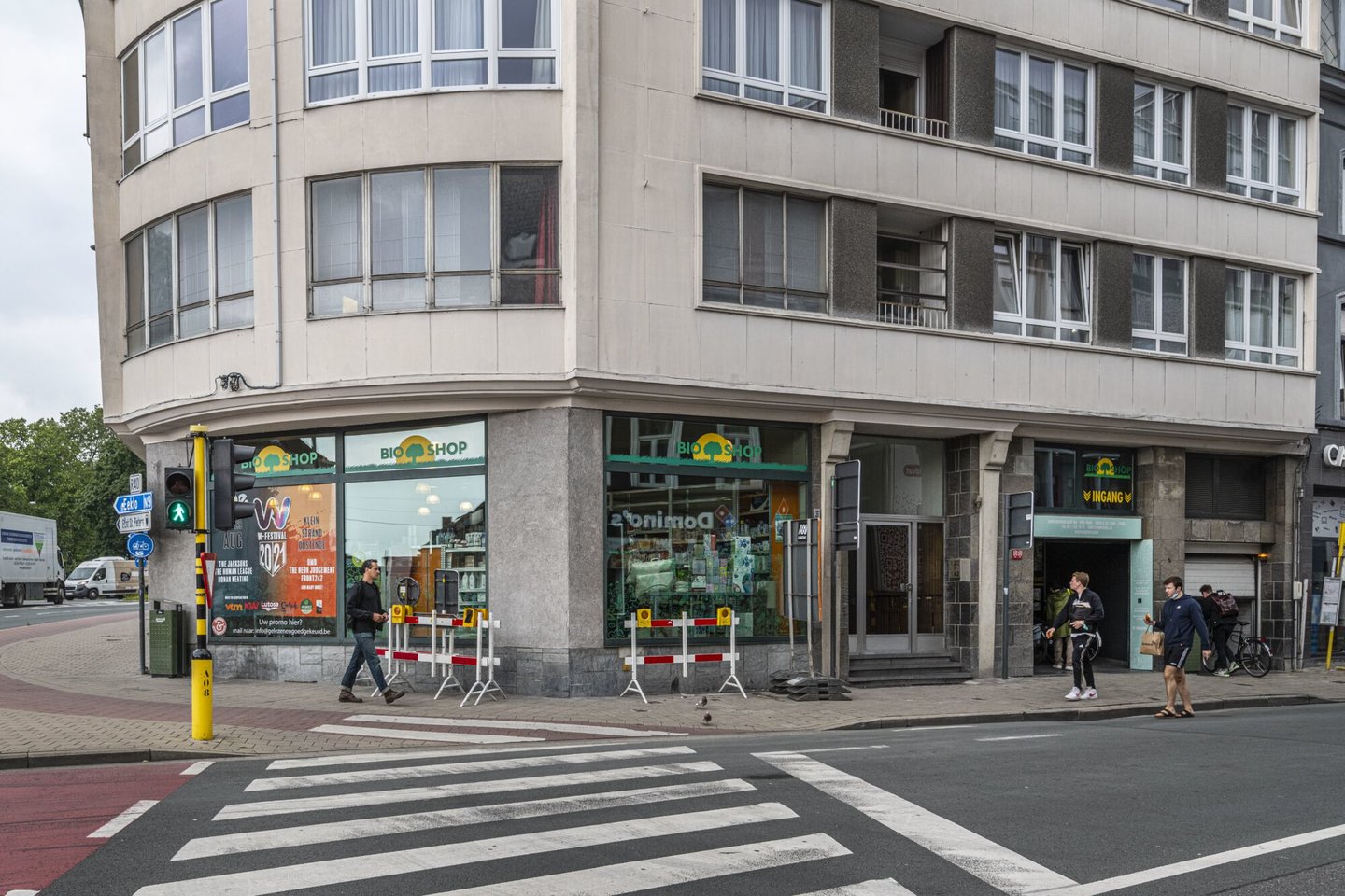 Etalage van Bio Shop, een winkel van algemene biologische voeding in Gent