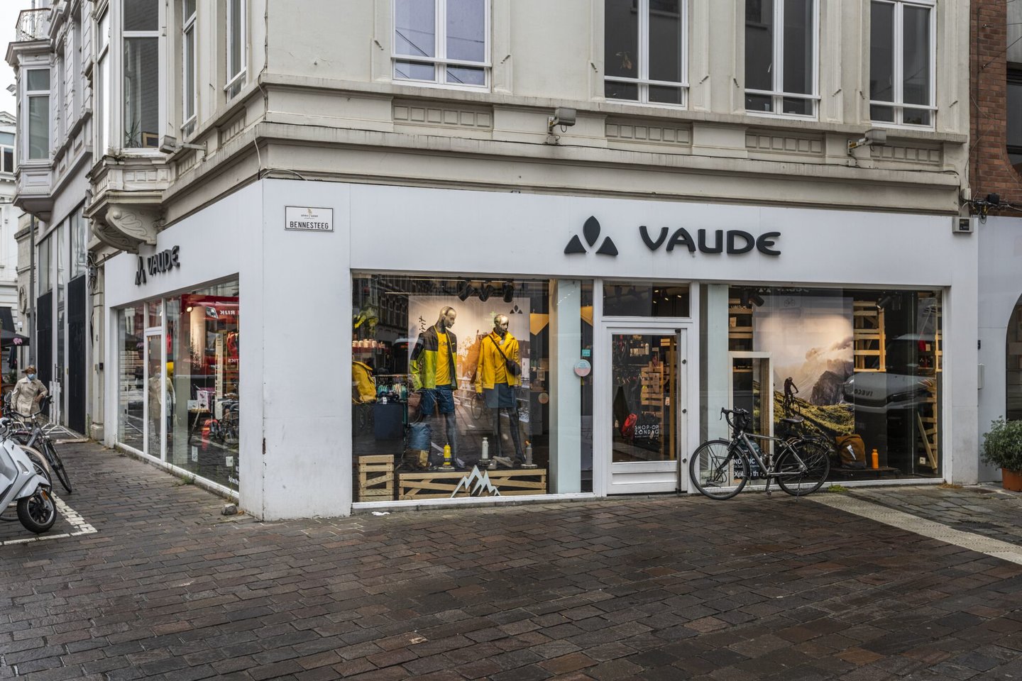 Etalage van kledingwinkel Vaude Store in Gent