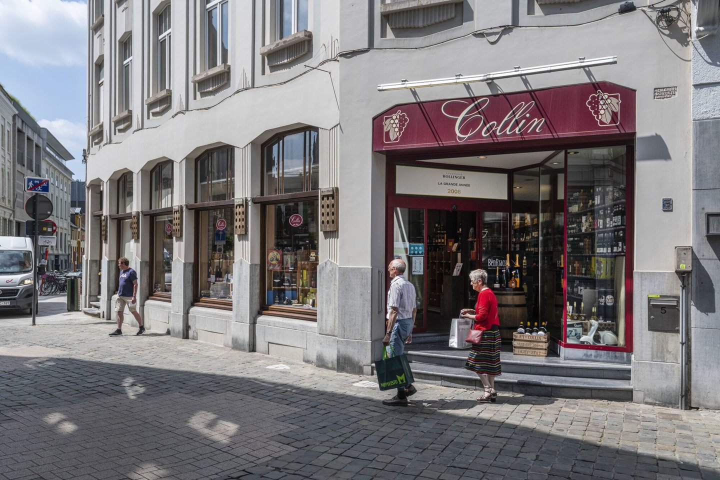 Etalage van wijnhandel en drankenhandel Collin in Gent