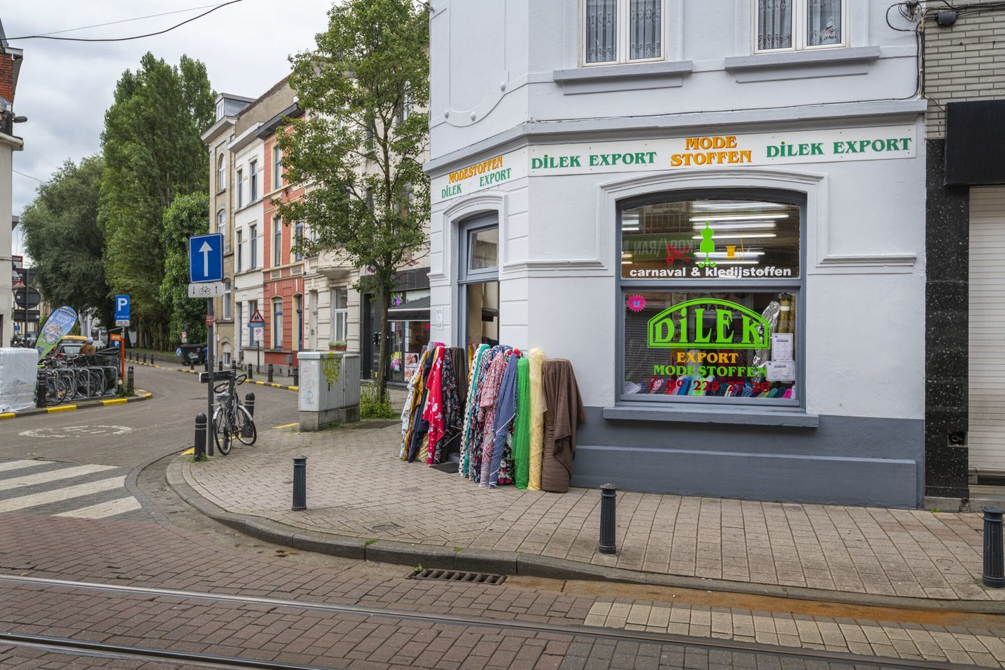 Etalage van stoffenwinkel Dilek Export Modestoffen in Gent