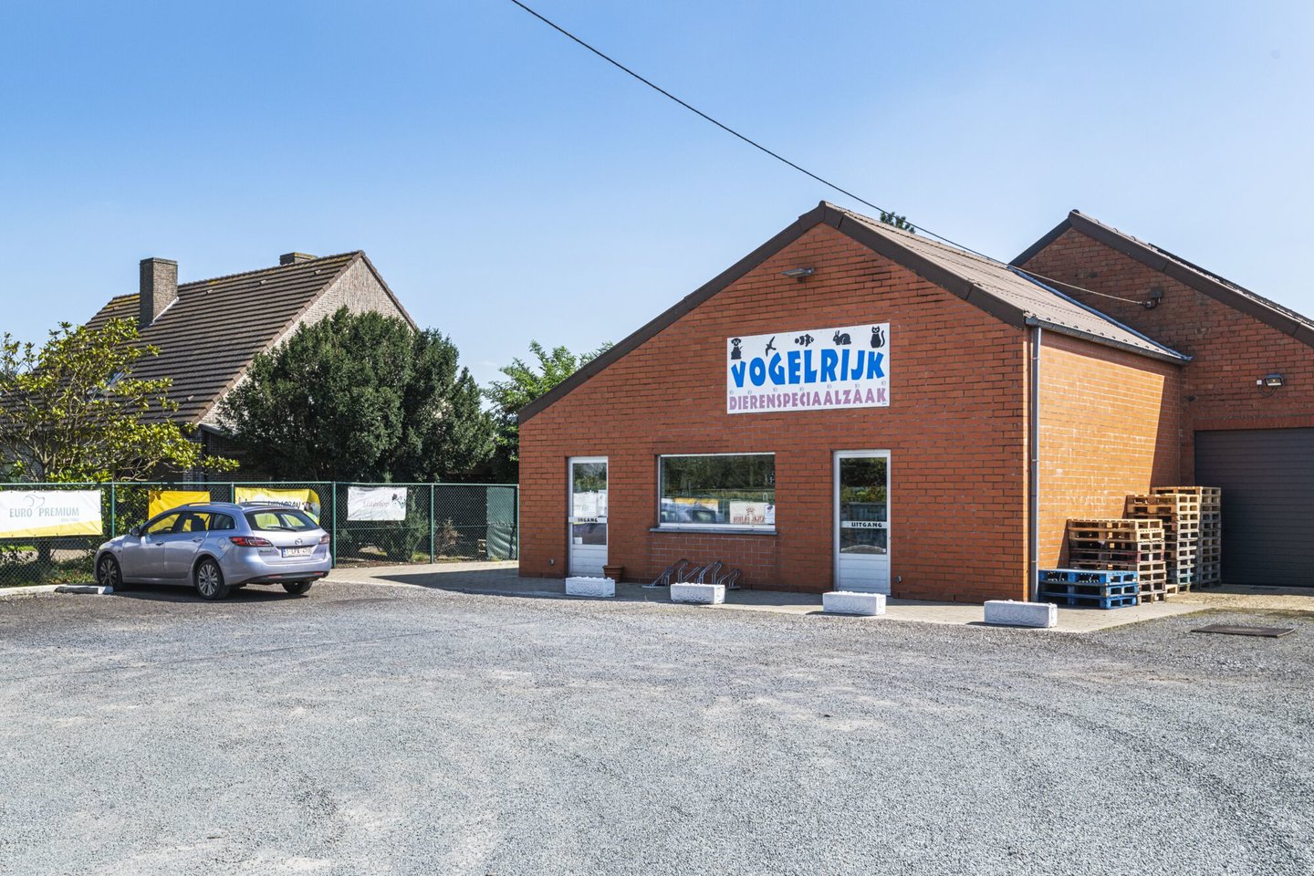 Etalage van dierenspeciaalzaak Vogelrijk In Gent