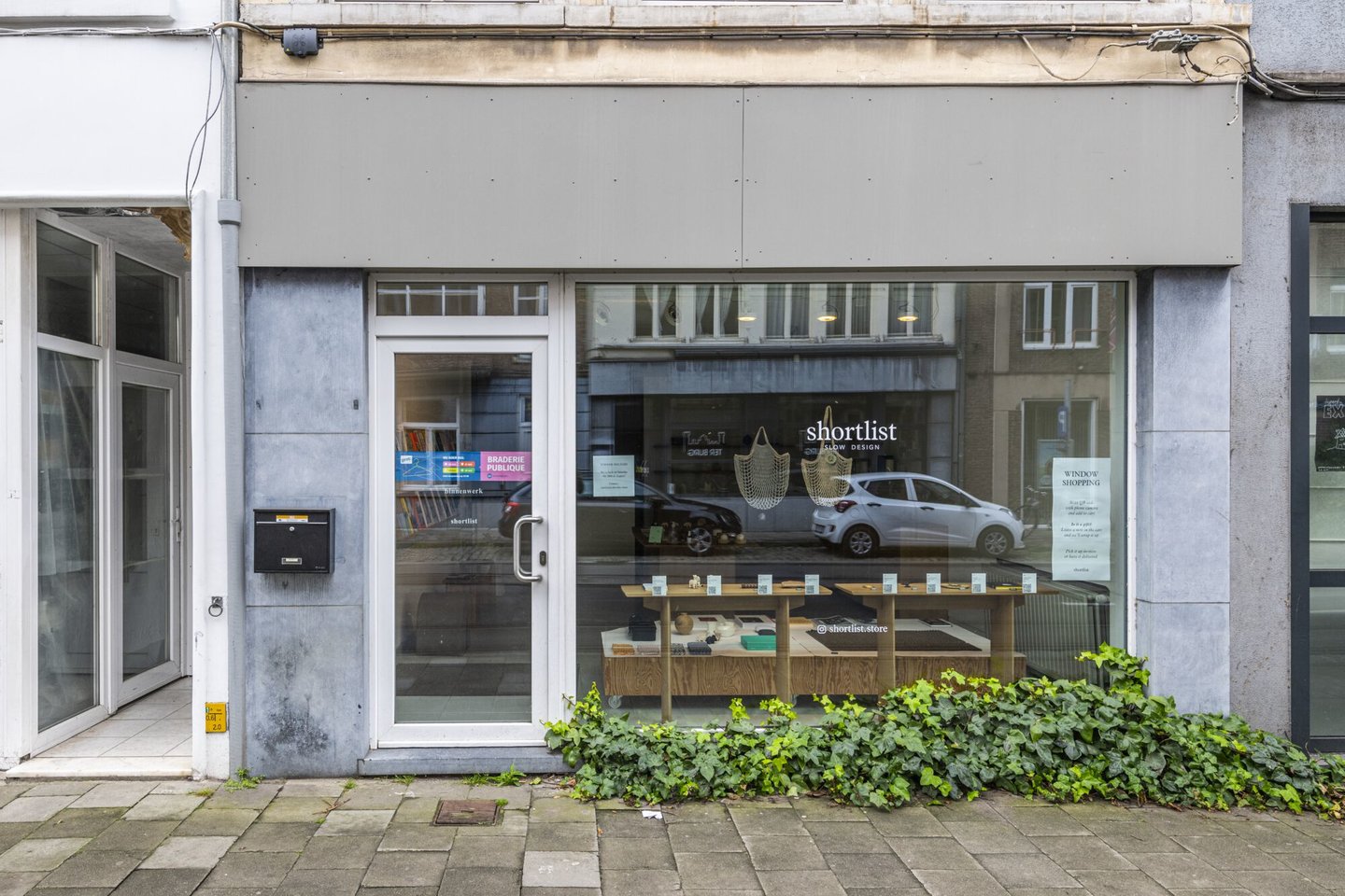 Etalage van woonwinkel Shortlist slow design in Gent