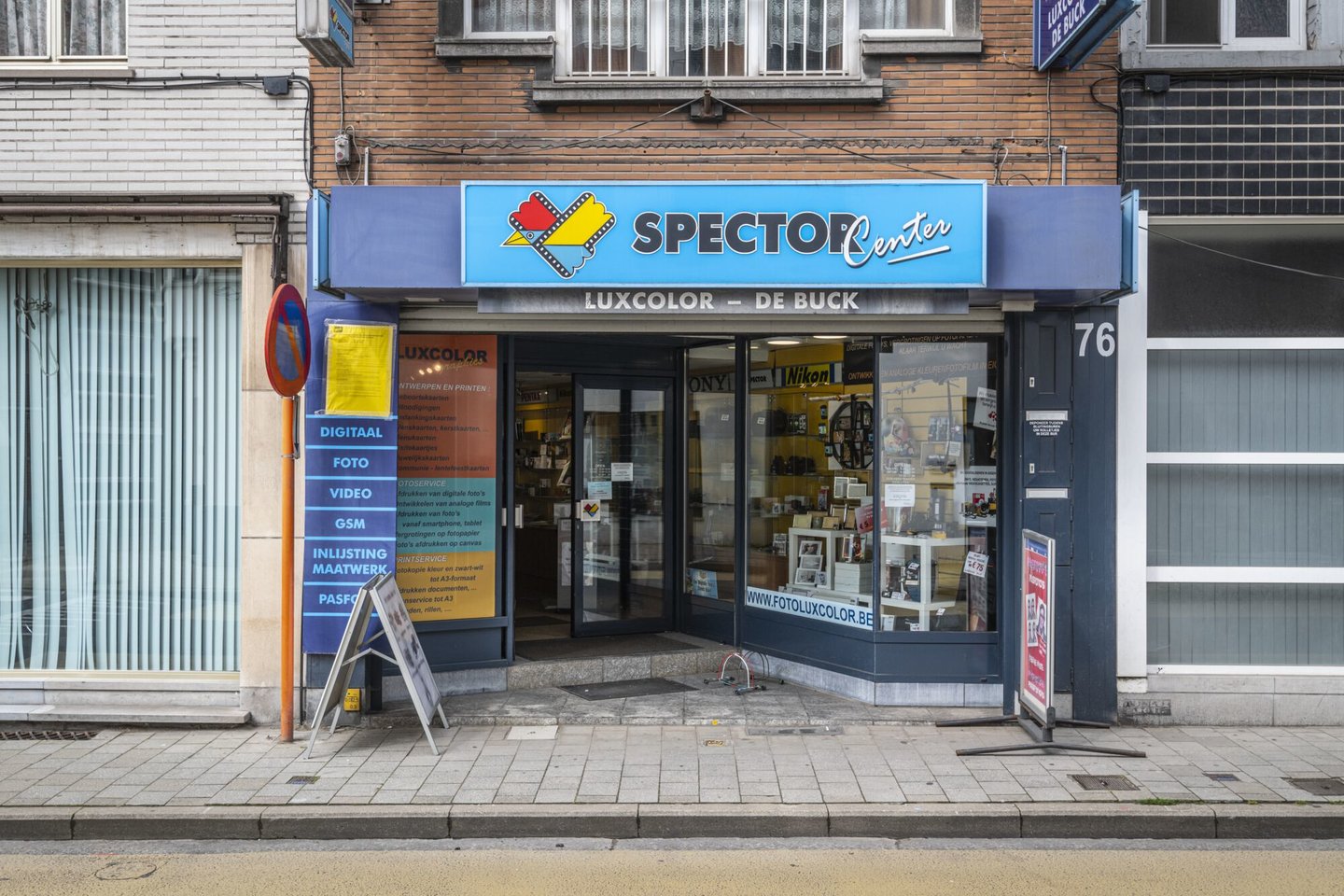 Etalage van fotografiewinkel Luxcolor in Gent