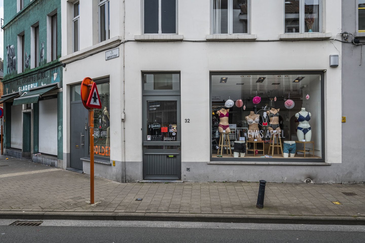 Etalage van lingeriewinkel Eva's appel in Gent