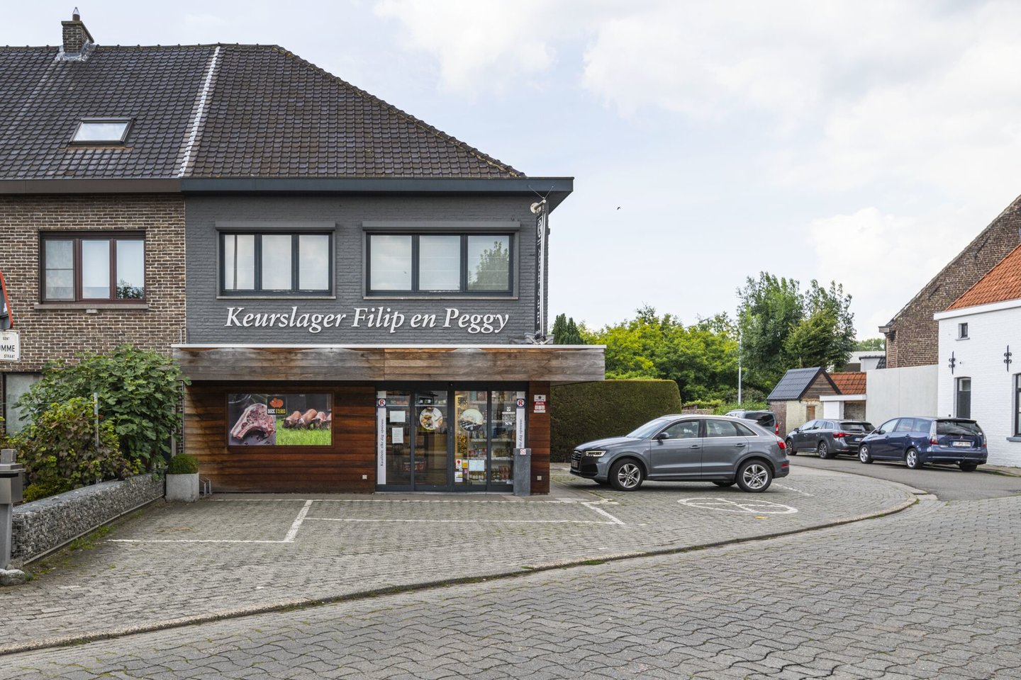 Etalage van beenhouwerij Keurslager Filip en Peggy in Sint-Denijs-Westrem