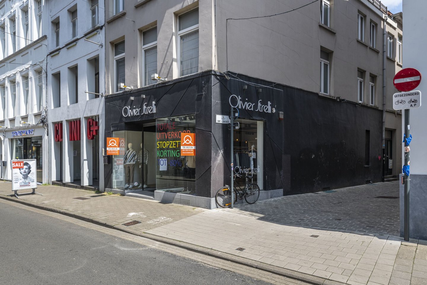 Etalage van kledingwinkel Olivier Strelli in Gent