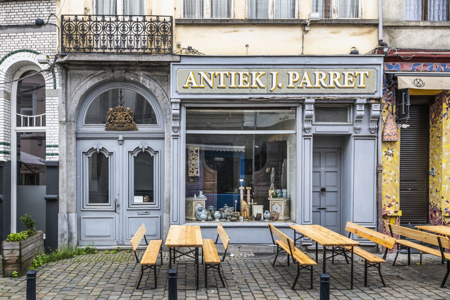 Etalage van antiekhandel J. Parret in Gent