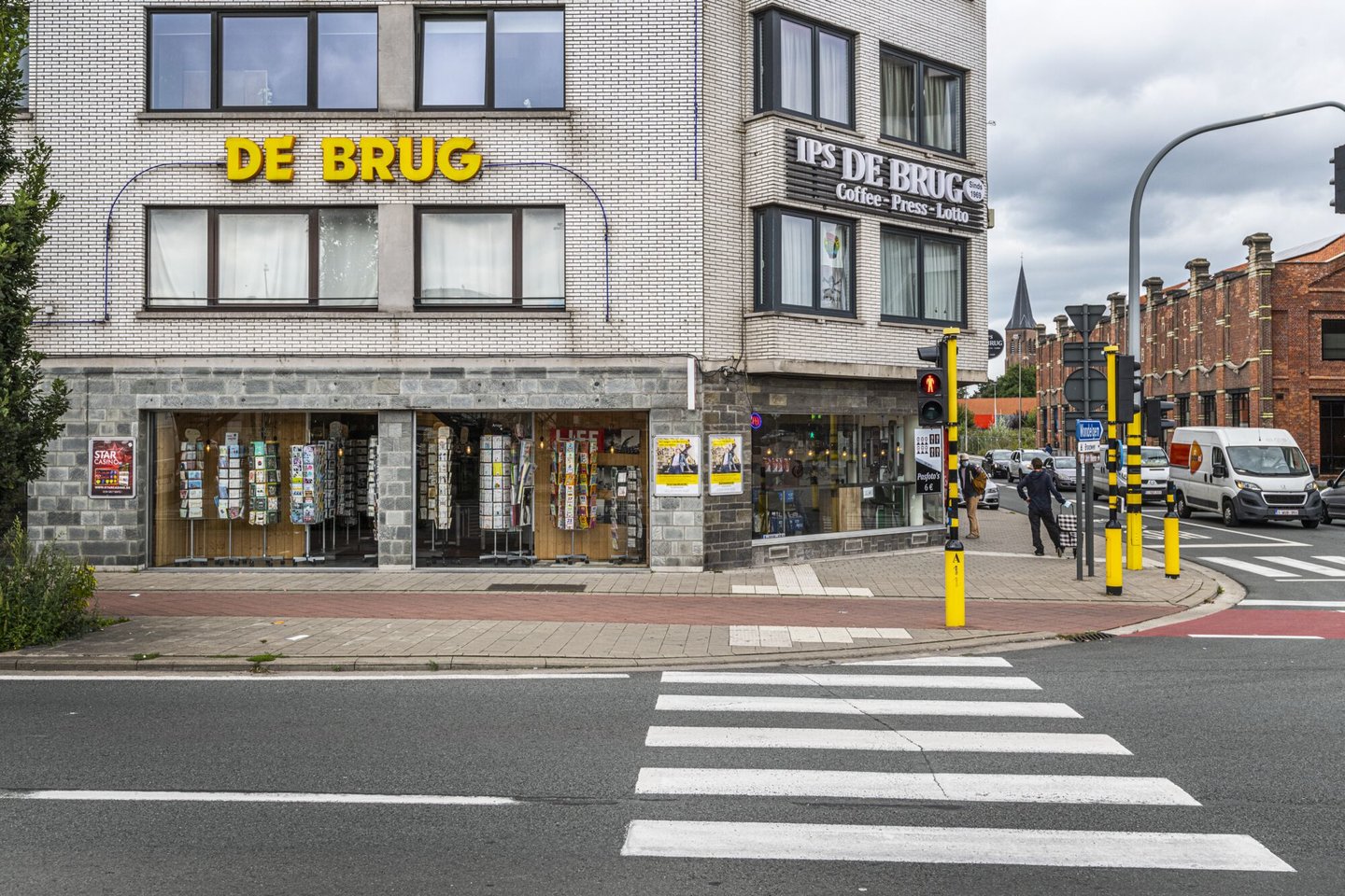 Gevel van dagbladhandel en boekhandel De Brug in Gent