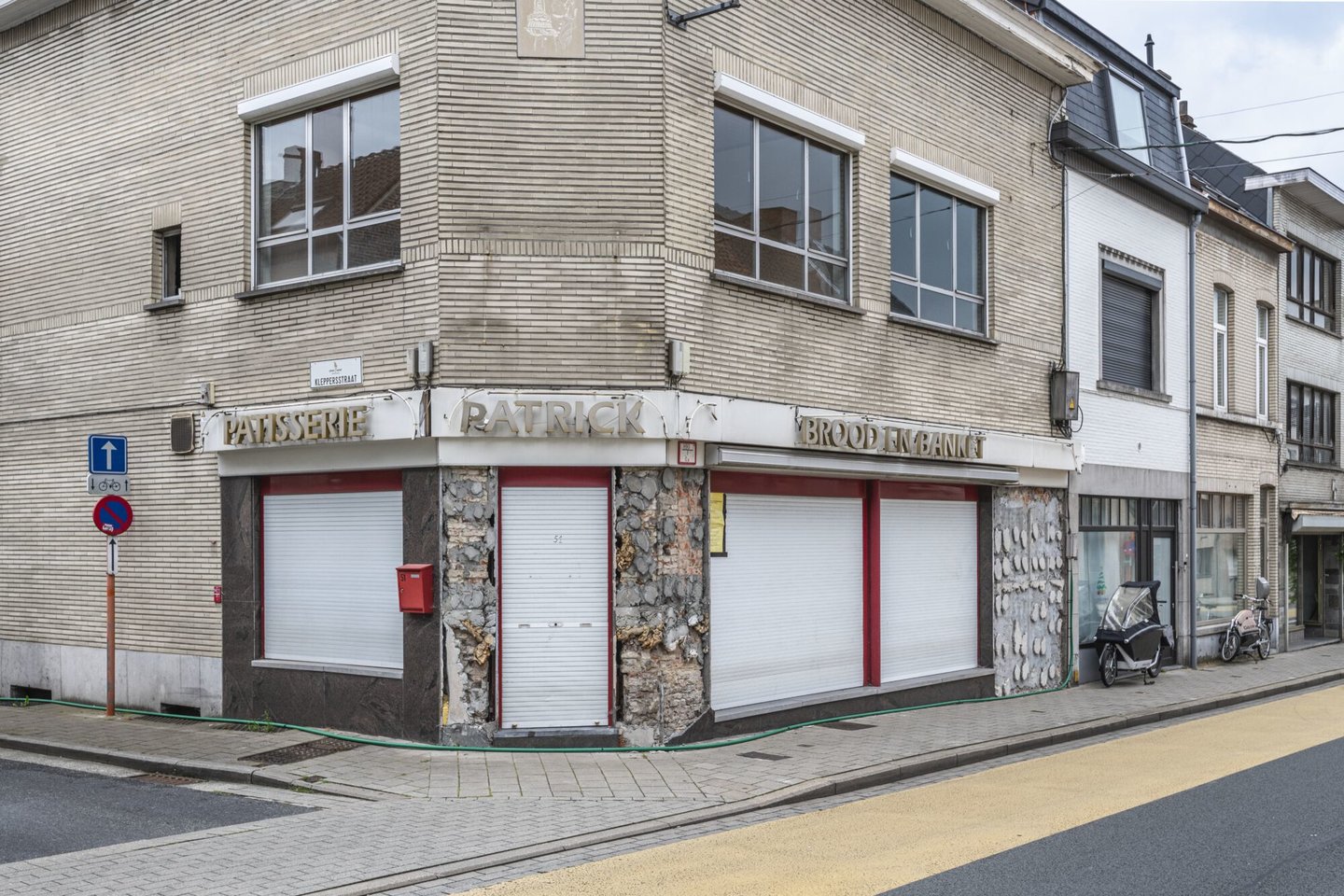 Etalage van een leegstaand handelspand in Gent