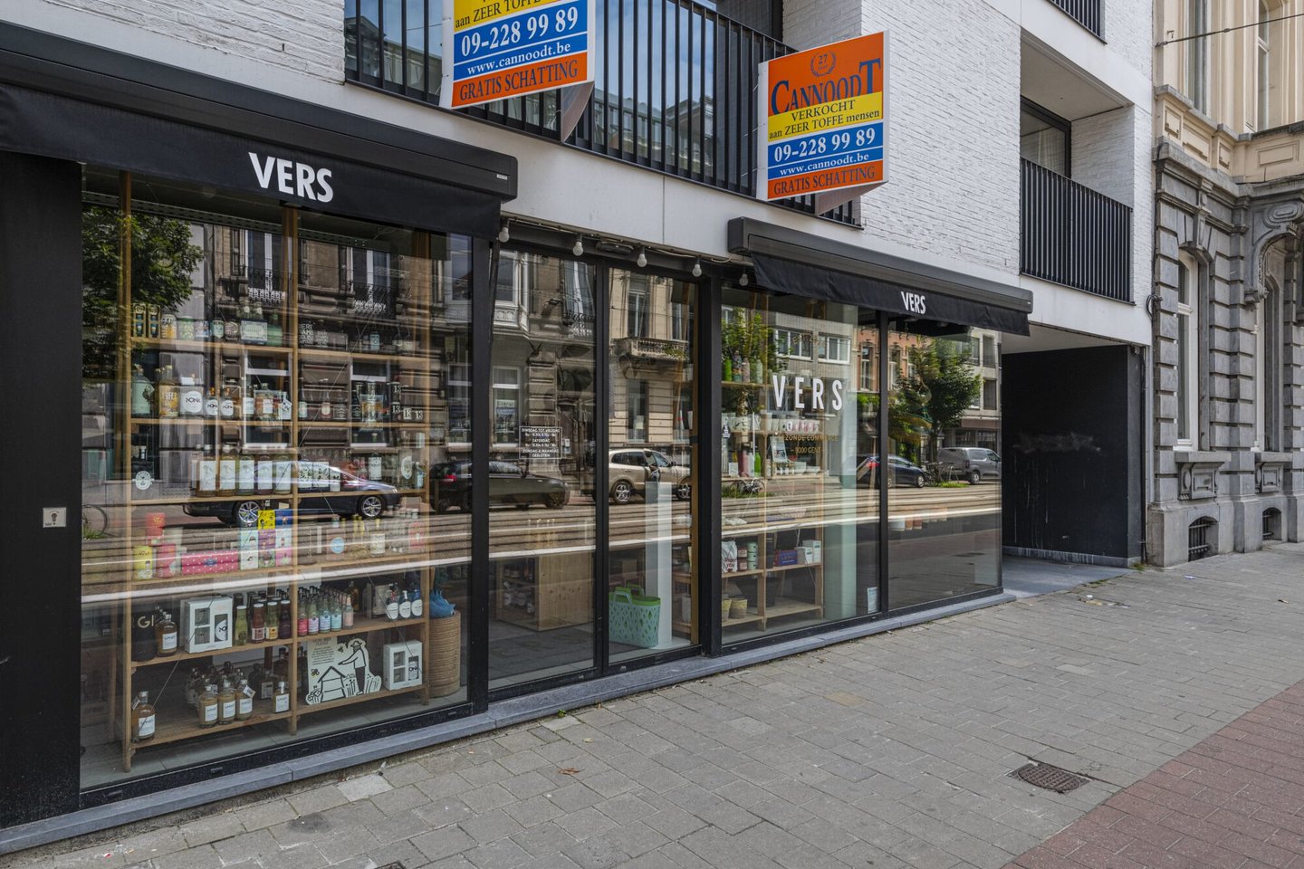 Etalage van Vers, een winkel van algemene voeding in Gent