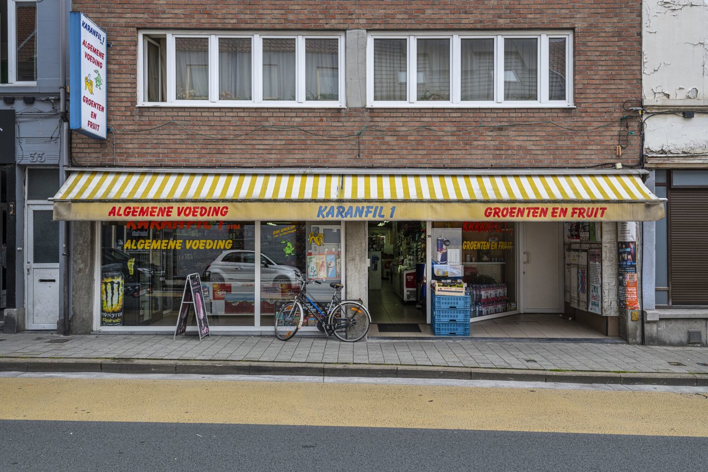 Etalage van Karanfil 1, een winkel van algemene voeding in Gent
