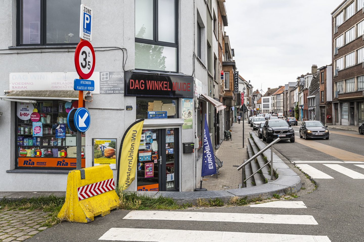 Etalage van dagwinkel Muide in Gent