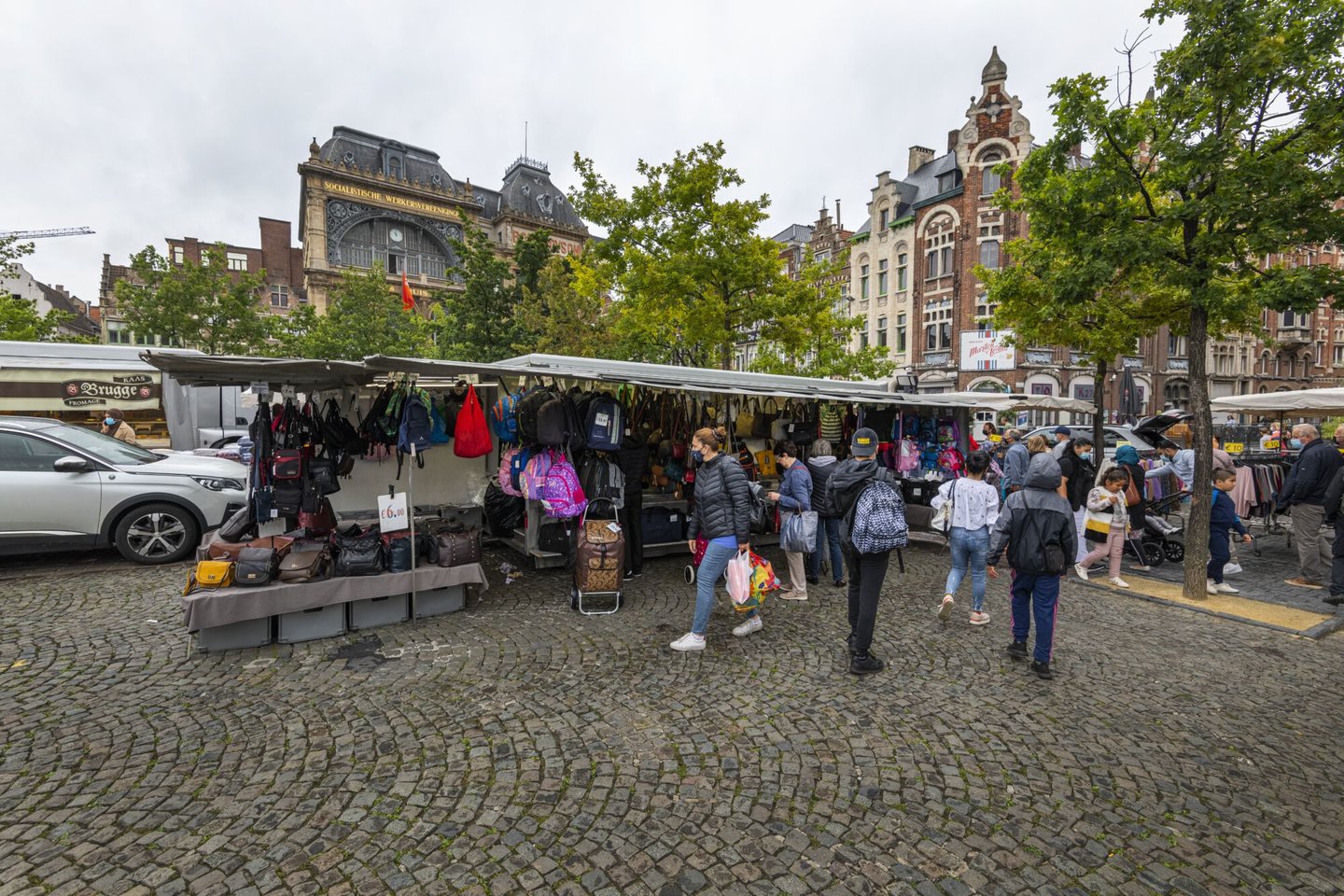 Marktkraam op de wekelijkse markt op de Vrijdagmarkt