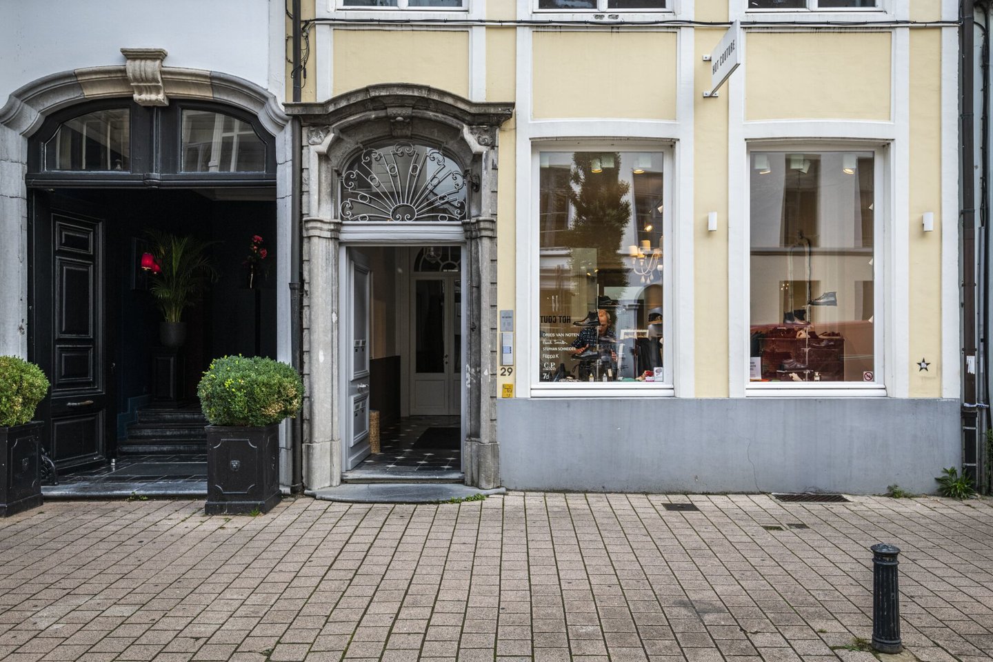 Etalage van kledingwinkel Hot Couture in Gent