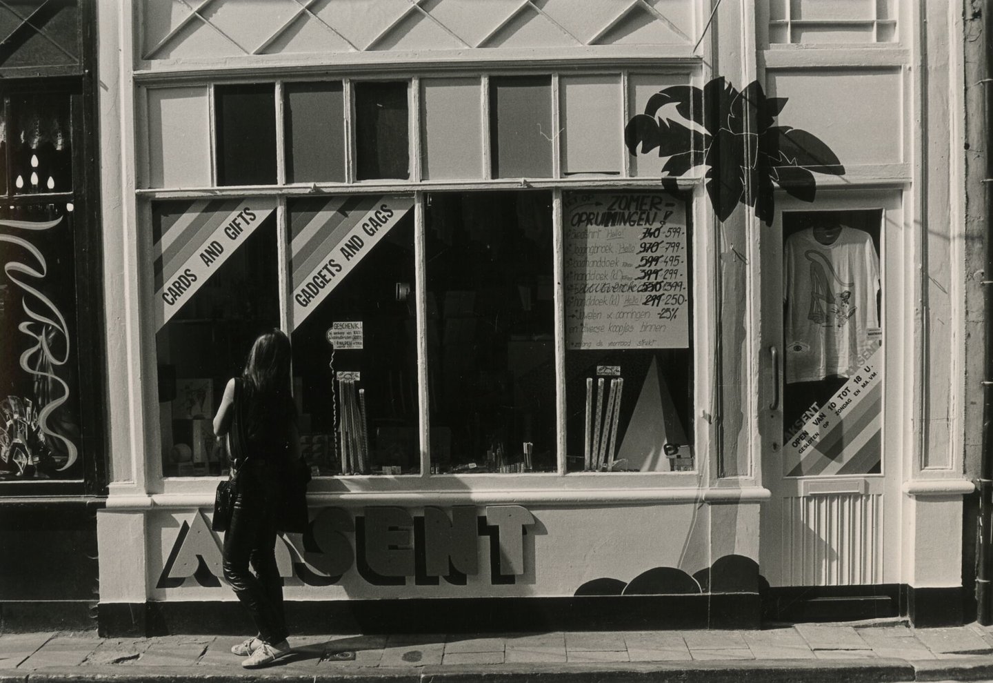 Etalages van cadeau & gadgets winkels Aksent en The Fallen Angels in Gent