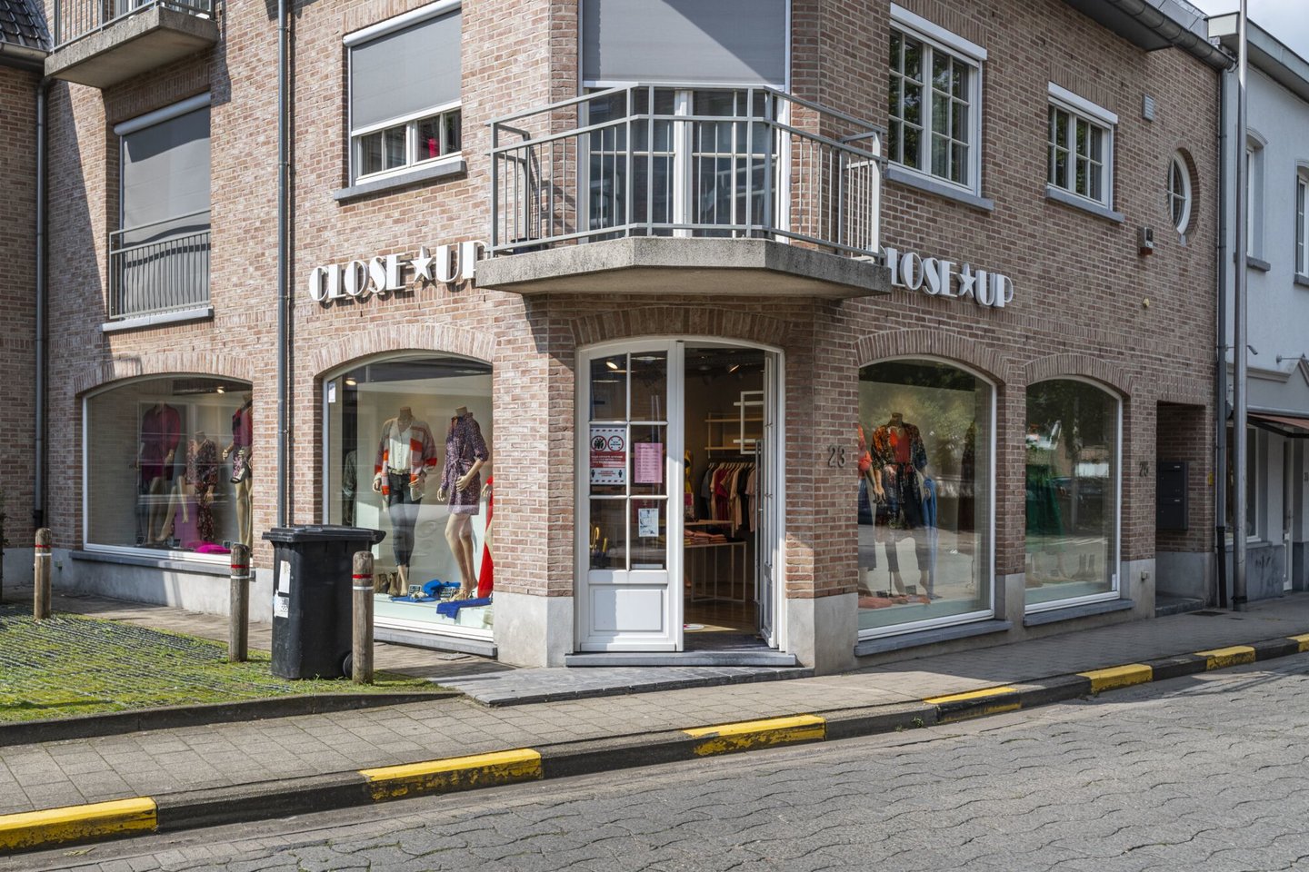 Etalage van kledingwinkel Close-Up in Sint-Denijs-Westrem