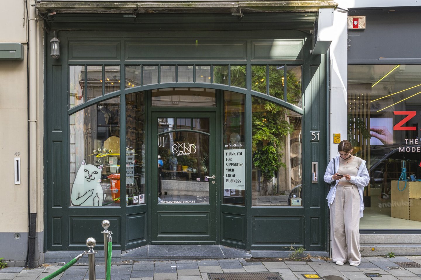 Etalage van skateboardzaak Curb Skateshop in Gent
