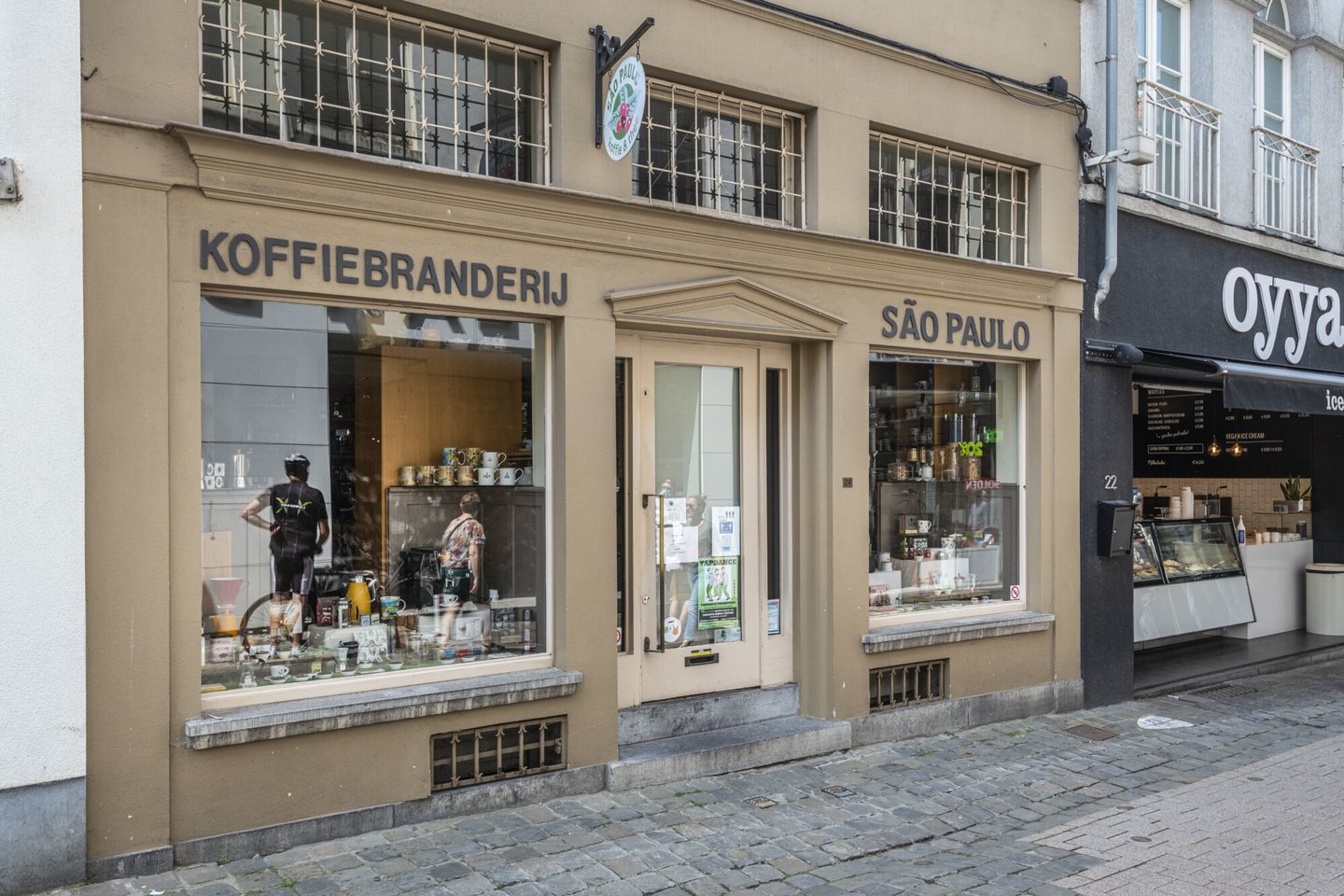 Etalage van koffiebranderij en thee São Paulo in Gent