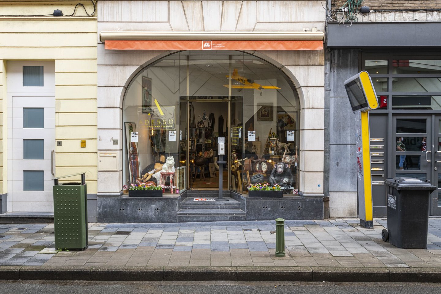 Etalage van Adesso, een antiek en vintage pop-up winkel in Gent