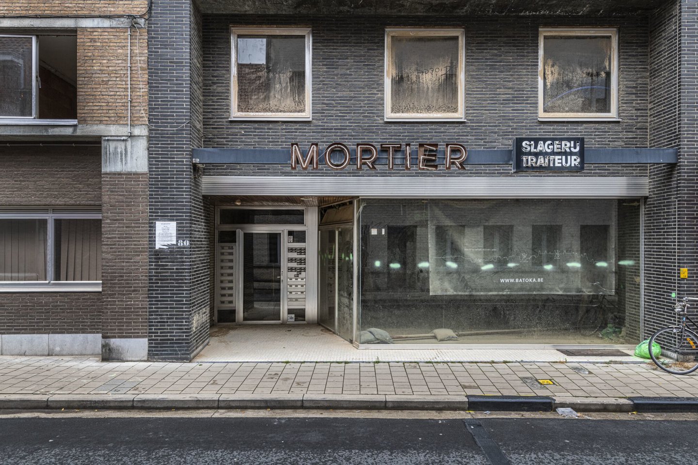 Etalage van een leegstaand handelspand in Gent