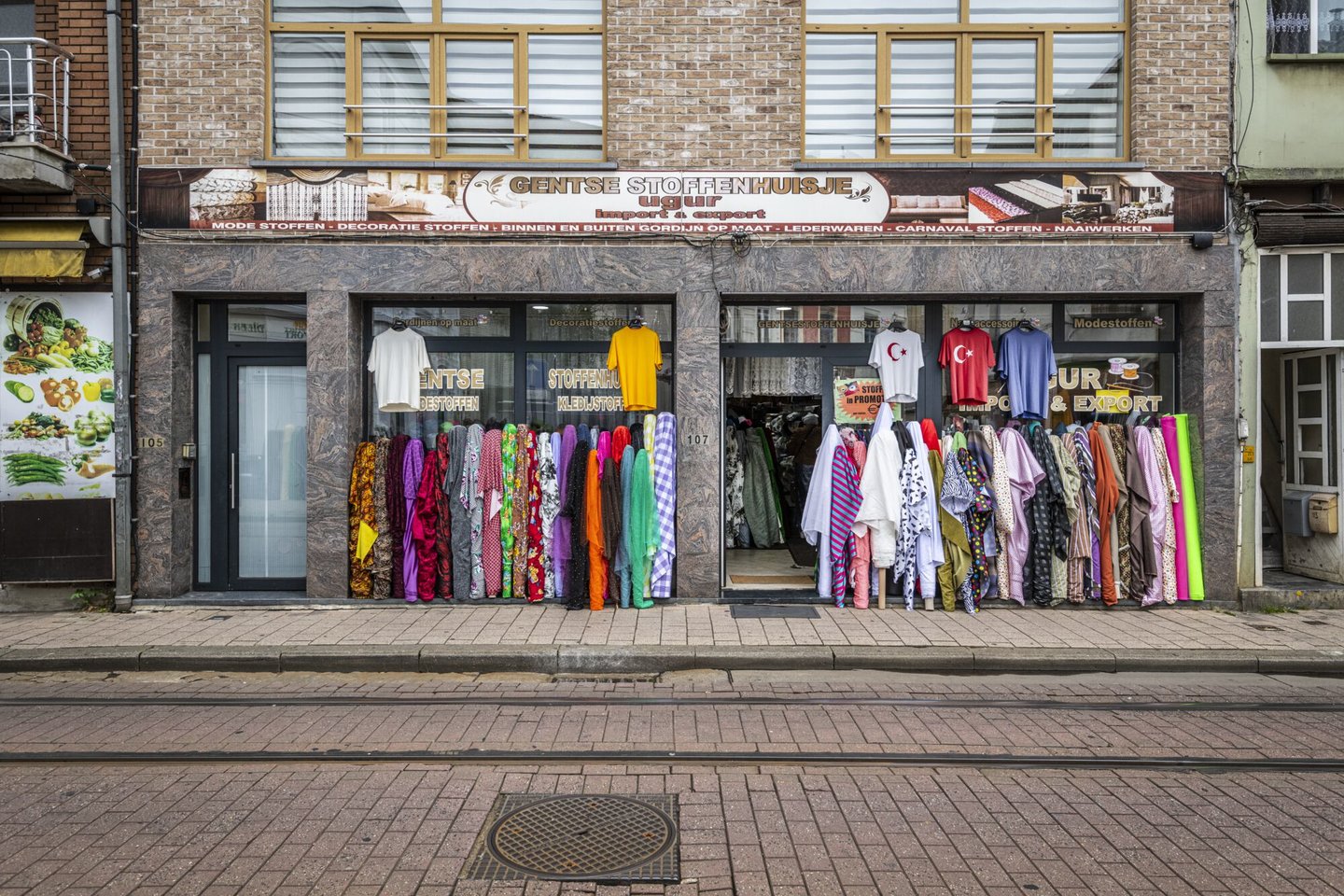 Etalage van stoffenwinkel Gentse stoffenhuisje Ugur in Gent