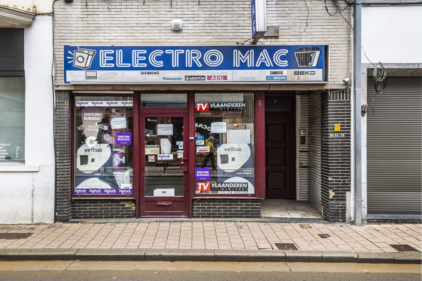 Etalage van een elektrozaak MAC in Gent