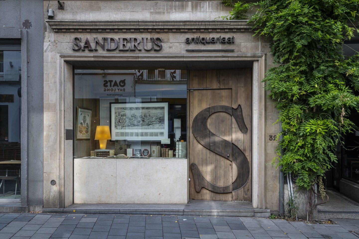 Etalage van antiekhandel Sanderus Antiquariaat in Gent