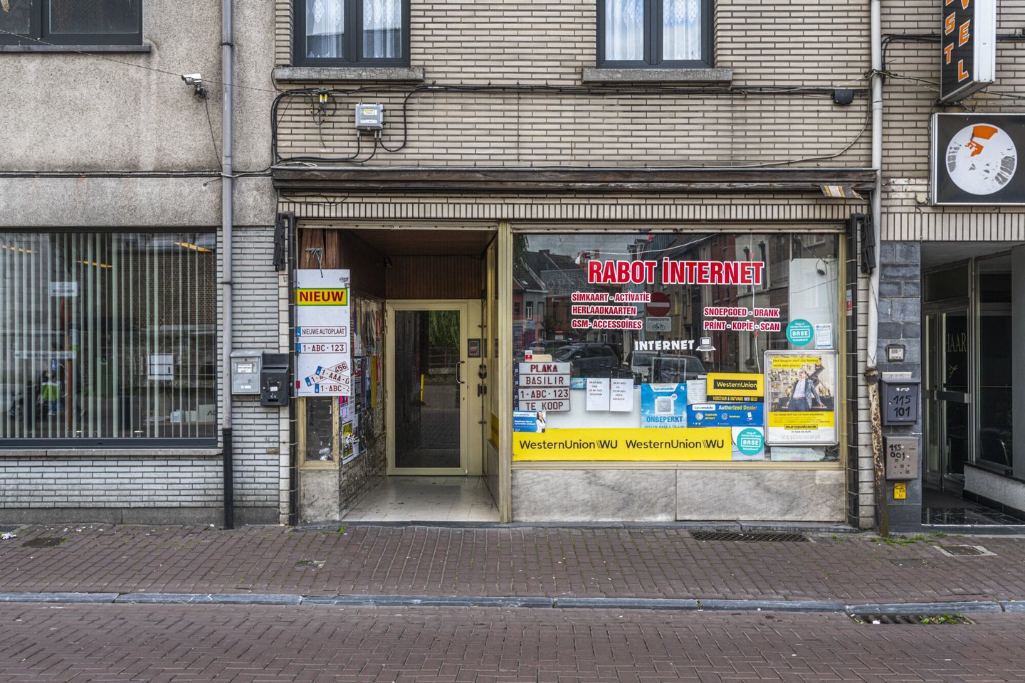 Etalage van Rabot Internet, een telefoonwinkel in Gent