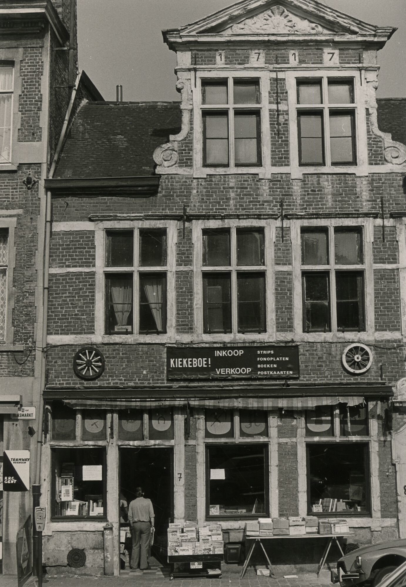 Etalage van Kiekeboe, een tweedehandswinkel voor strips, fonoplaten, boeken, postkaarten in Gent
