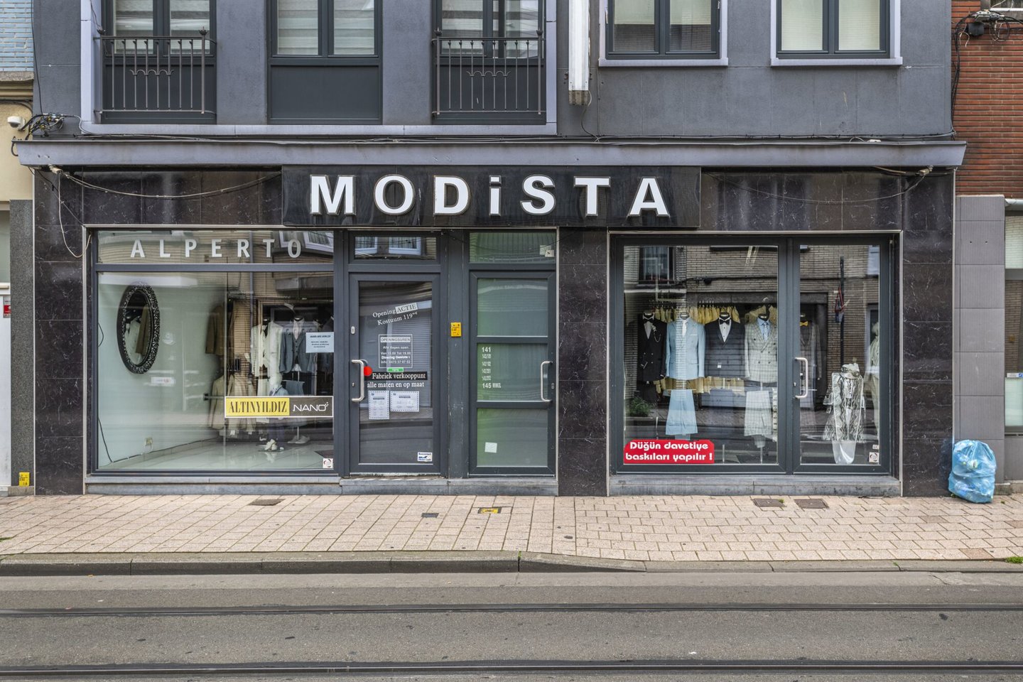Etalage van kledingwinkel Alperto Modista in Gent