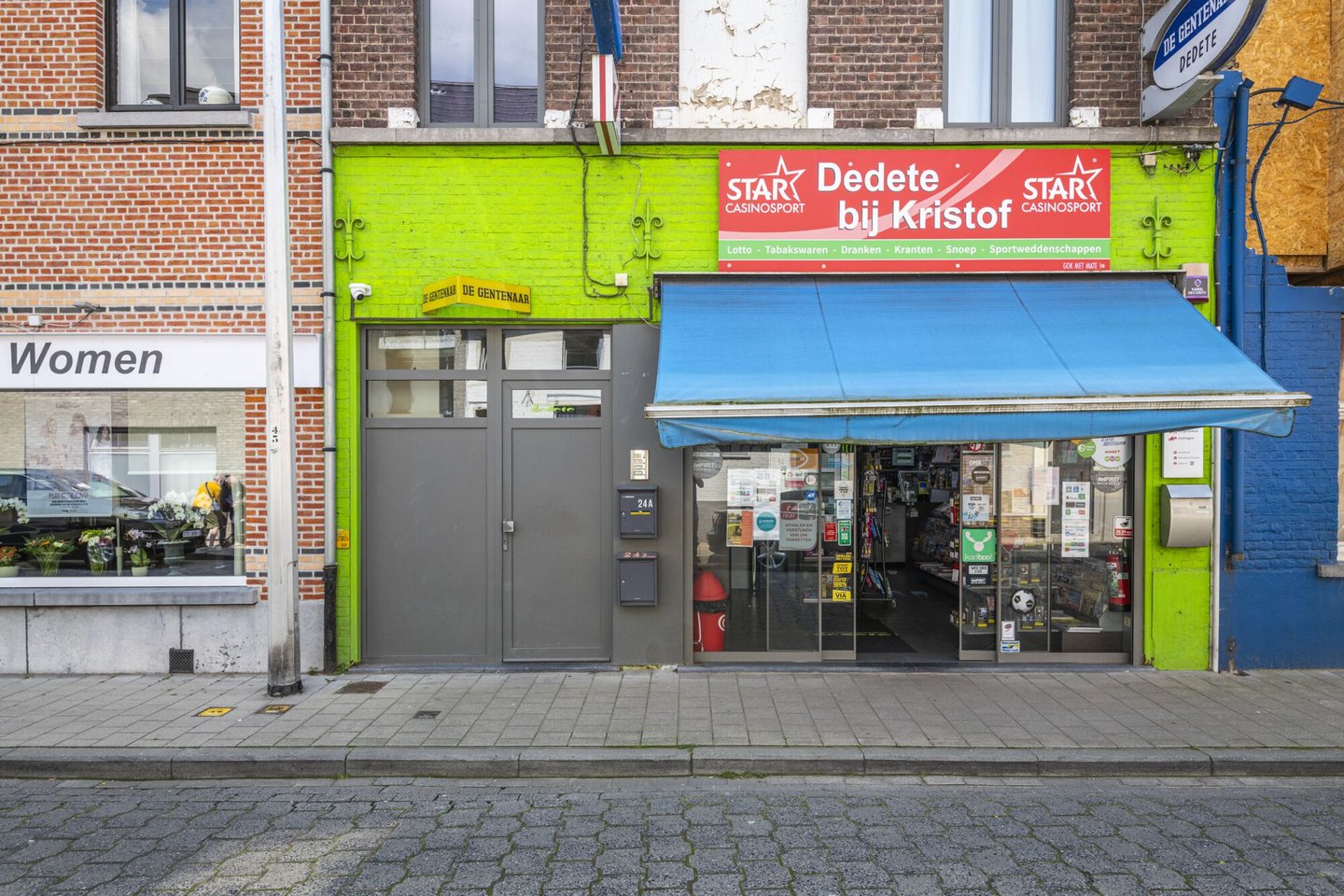 Etalage van dagbladhandel Dedete In Gent