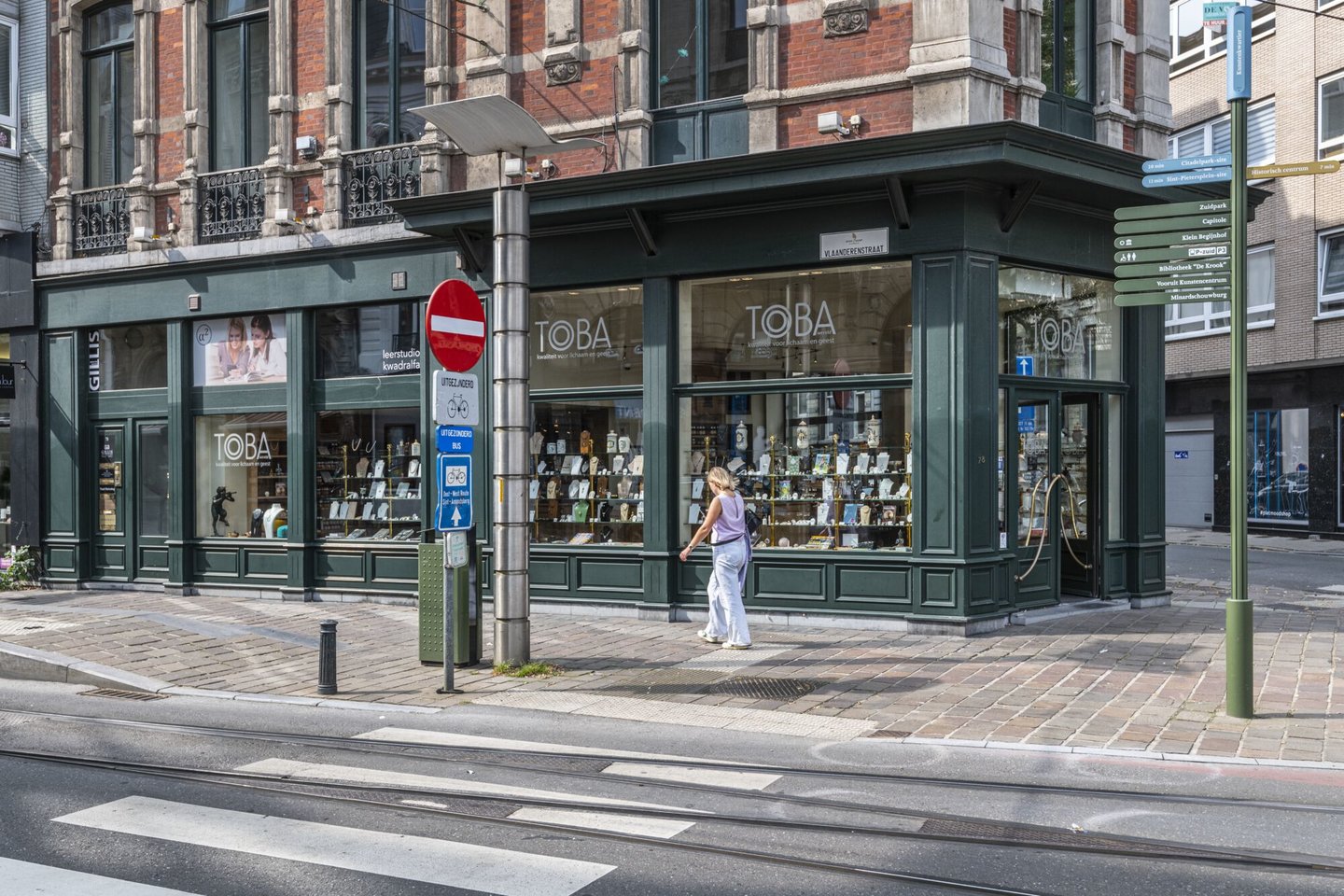 Etalage van de Toba Wereld, een winkel met allerlei producten vanuit de plantenwereld en hun geneeskundige krachten In Gent