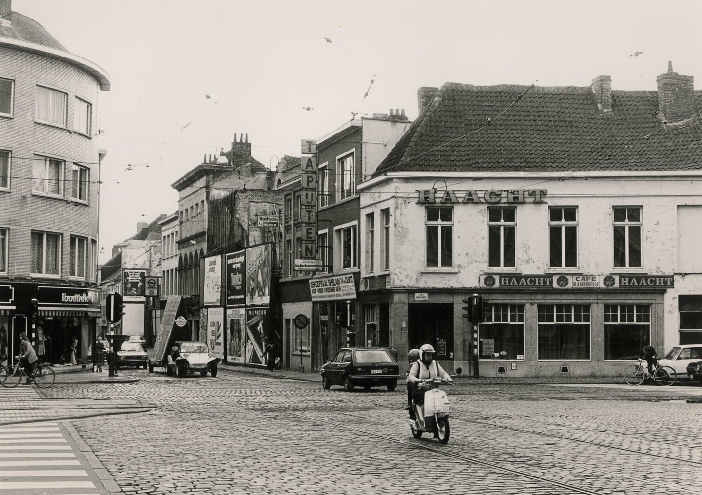 Straatbeeld met kruispunt en gevelrij in Gent